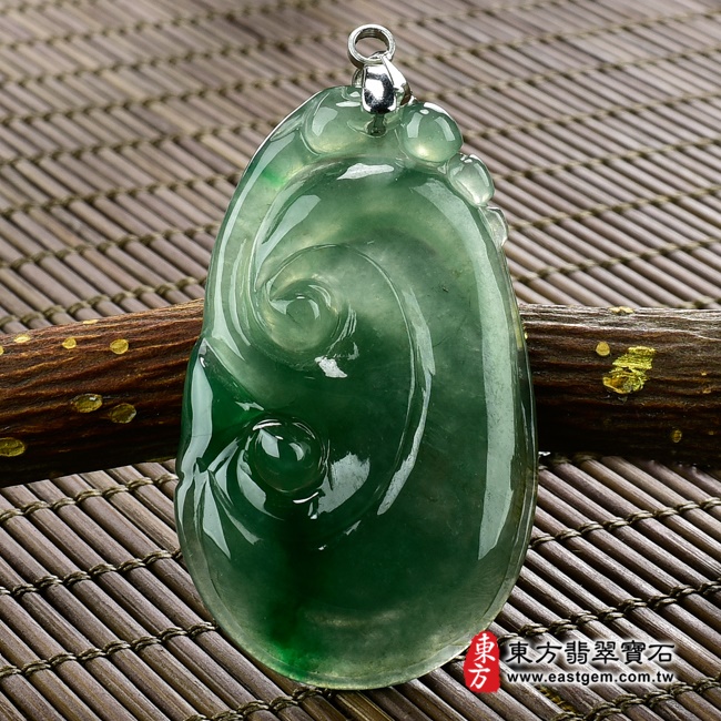 如意項鍊玉珮正面照片   （已出售勿下標，可訂做）翡翠如意項鍊玉珮（招財如意：如意牌A貨翡翠如意玉珮、緬甸玉如意玉墜）。深淺綠色油青糯冰種如意，LU311。客製化訂做各種翡翠如意吊墜玉珮項鍊。★附A貨翡翠雙證書.jpg