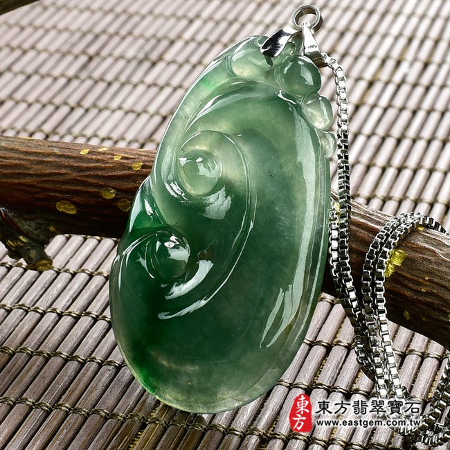 如意項鍊玉珮右側照片   （已出售勿下標，可訂做）翡翠如意項鍊玉珮（招財如意：如意牌A貨翡翠如意玉珮、緬甸玉如意玉墜）。深淺綠色油青糯冰種如意，LU311。客製化訂做各種翡翠如意吊墜玉珮項鍊。★附A貨翡翠雙證書.jpg