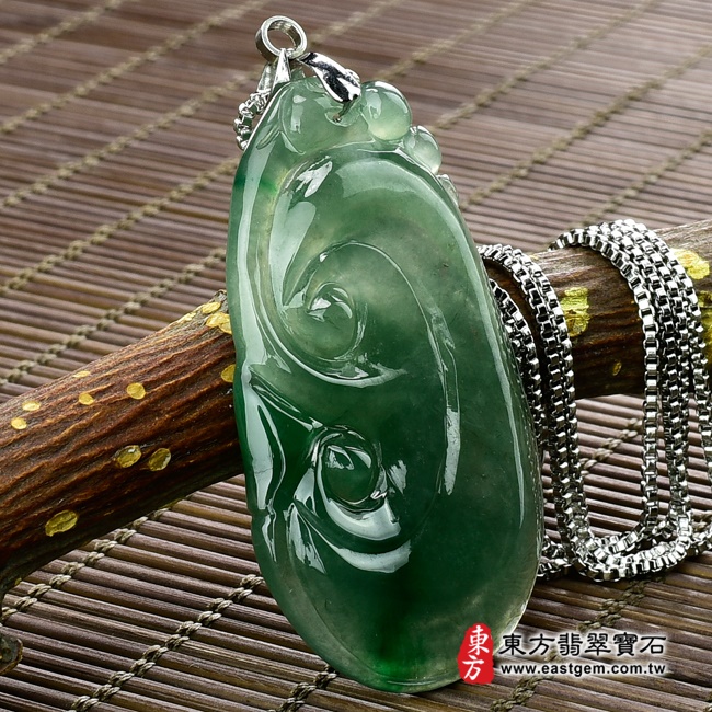 如意項鍊玉珮左側照片   （已出售勿下標，可訂做）翡翠如意項鍊玉珮（招財如意：如意牌A貨翡翠如意玉珮、緬甸玉如意玉墜）。深淺綠色油青糯冰種如意，LU311。客製化訂做各種翡翠如意吊墜玉珮項鍊。★附A貨翡翠雙證書.jpg