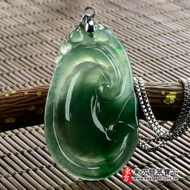 如意項鍊玉珮背面照片  （已出售勿下標，可訂做） 翡翠如意項鍊玉珮（招財如意：如意牌A貨翡翠如意玉珮、緬甸玉如意玉墜）。深淺綠色油青糯冰種如意，LU311。客製化訂做各種翡翠如意吊墜玉珮項鍊。★附A貨翡翠雙證書.jpg