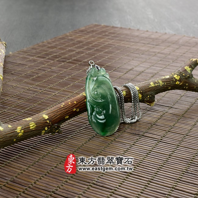 如意項鍊玉珮意境照片  （已出售勿下標，可訂做） 翡翠如意項鍊玉珮（招財如意：如意牌A貨翡翠如意玉珮、緬甸玉如意玉墜）。深淺綠色油青糯冰種如意，LU311。客製化訂做各種翡翠如意吊墜玉珮項鍊。★附A貨翡翠雙證書.jpg