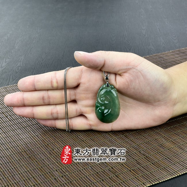 如意項鍊玉珮大小示意照片   （已出售勿下標，可訂做）翡翠如意項鍊玉珮（招財如意：如意牌A貨翡翠如意玉珮、緬甸玉如意玉墜）。深淺綠色油青糯冰種如意，LU311。客製化訂做各種翡翠如意吊墜玉珮項鍊。★附A貨翡翠雙證書.jpg