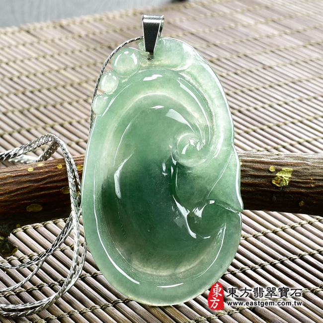  如意項鍊玉珮背面照片   翡翠如意項鍊玉珮（招財如意：如意牌A貨翡翠如意玉珮、緬甸玉如意玉墜）。深淺綠色油青糯豆種如意，LU314。客製化訂做各種翡翠如意吊墜玉珮項鍊。★附A貨翡翠雙證書.jpg