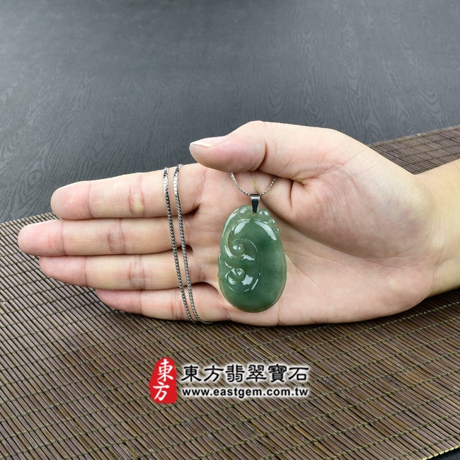  如意項鍊玉珮大小示意圖照片   翡翠如意項鍊玉珮（招財如意：如意牌A貨翡翠如意玉珮、緬甸玉如意玉墜）。深淺綠色油青糯豆種如意，LU314。客製化訂做各種翡翠如意吊墜玉珮項鍊。★附A貨翡翠雙證書.jpg