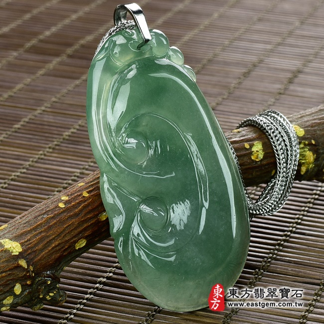 如意項鍊玉珮左側照片   （已出售勿下標，可訂做）翡翠如意項鍊玉珮（招財如意：如意牌A貨翡翠如意玉珮、緬甸玉如意玉墜）。深綠色油青糯種如意，LU318。客製化訂做各種翡翠如意吊墜玉珮項鍊。★附A貨翡翠雙證書.jpg