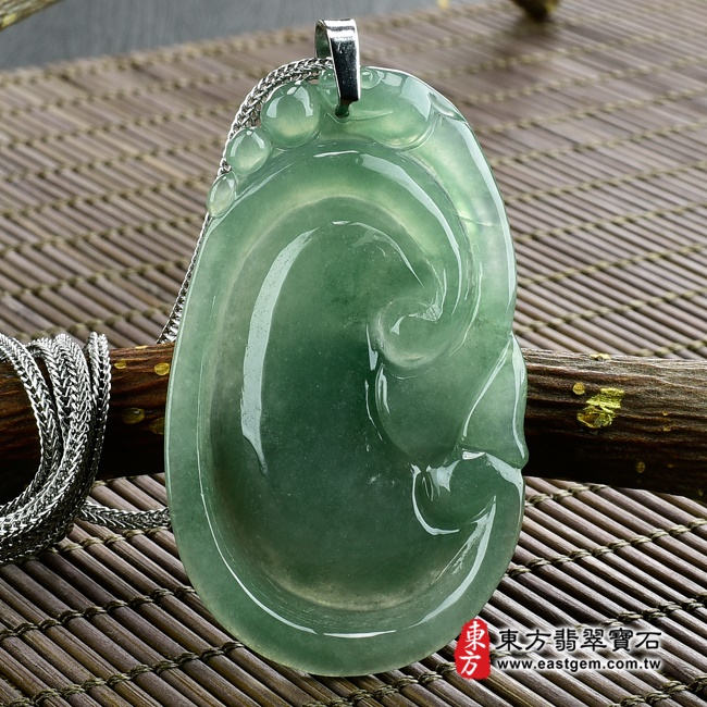 如意項鍊玉珮背面照片   （已出售勿下標，可訂做）翡翠如意項鍊玉珮（招財如意：如意牌A貨翡翠如意玉珮、緬甸玉如意玉墜）。深綠色油青糯種如意，LU318。客製化訂做各種翡翠如意吊墜玉珮項鍊。★附A貨翡翠雙證書.jpg