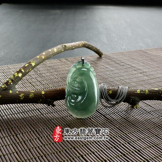 如意項鍊玉珮意境照片   （已出售勿下標，可訂做）翡翠如意項鍊玉珮（招財如意：如意牌A貨翡翠如意玉珮、緬甸玉如意玉墜）。深綠色油青糯種如意，LU318。客製化訂做各種翡翠如意吊墜玉珮項鍊。★附A貨翡翠雙證書.jpg