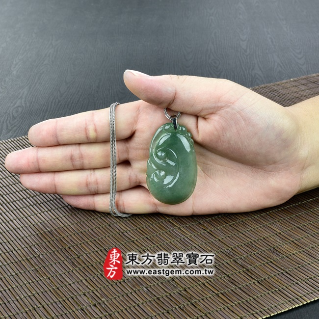 如意項鍊玉珮大小示意照片   （已出售勿下標，可訂做）翡翠如意項鍊玉珮（招財如意：如意牌A貨翡翠如意玉珮、緬甸玉如意玉墜）。深綠色油青糯種如意，LU318。客製化訂做各種翡翠如意吊墜玉珮項鍊。★附A貨翡翠雙證書.jpg