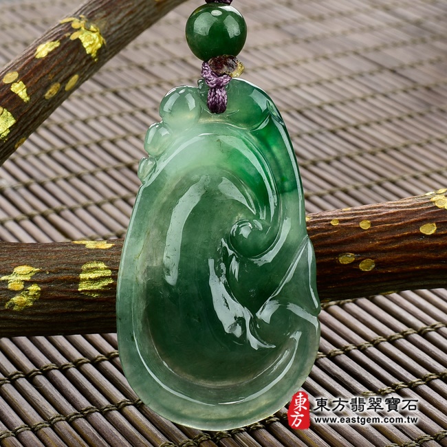 如意項鍊玉珮  背面照片   （已出售勿下標，可訂做）翡翠如意項鍊玉珮（招財如意：如意牌A貨翡翠如意玉珮、緬甸玉如意玉墜）。深淺綠色油青糯冰種帶飄花翡翠如意，LU327。客製化訂做各種翡翠如意吊墜玉珮項鍊。★附A貨翡翠雙證書.jpg