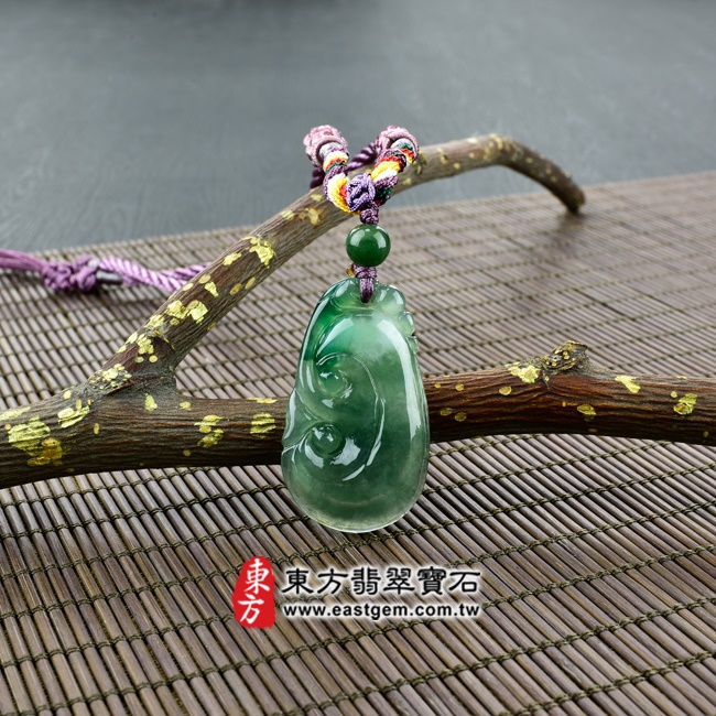 如意項鍊玉珮  情境照片   （已出售勿下標，可訂做）翡翠如意項鍊玉珮（招財如意：如意牌A貨翡翠如意玉珮、緬甸玉如意玉墜）。深淺綠色油青糯冰種帶飄花翡翠如意，LU327。客製化訂做各種翡翠如意吊墜玉珮項鍊。★附A貨翡翠雙證書.jpg