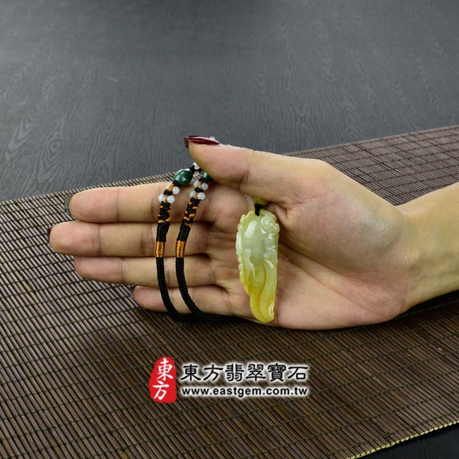 人蔘項鍊玉珮大小示意圖照片   翡翠人蔘項鍊玉珮（人生如意：人蔘牌A貨翡翠人蔘玉珮、緬甸玉人蔘玉墜）。細豆種黃翡翠人蔘，GN002。客製化訂做各種翡翠人蔘吊墜玉珮項鍊。★附A貨翡翠雙證書.jpg
