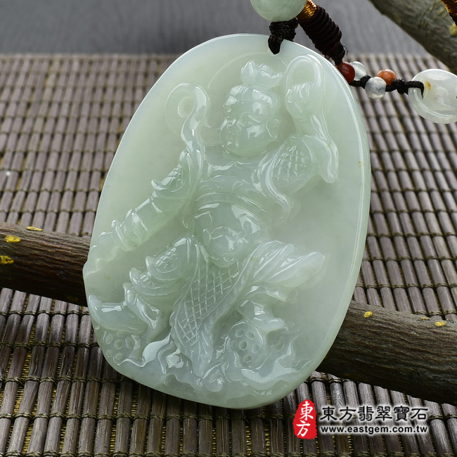 哪吒三太子項鍊玉珮右側照片   翡翠哪吒三太子項鍊玉珮（中壇元帥、哪吒：哪吒三太子牌A貨翡翠三太子玉珮、緬甸玉哪吒三太子玉墜）。淡綠色糯豆種三太子，TT039。客製化訂做各種翡翠哪吒三太子吊墜玉珮項鍊。★附A貨翡翠雙證書.jpg