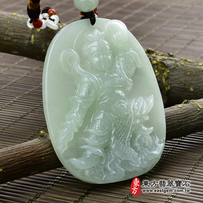哪吒三太子項鍊玉珮左側照片   翡翠哪吒三太子項鍊玉珮（中壇元帥、哪吒：哪吒三太子牌A貨翡翠三太子玉珮、緬甸玉哪吒三太子玉墜）。淡綠色糯豆種三太子，TT039。客製化訂做各種翡翠哪吒三太子吊墜玉珮項鍊。★附A貨翡翠雙證書.jpg