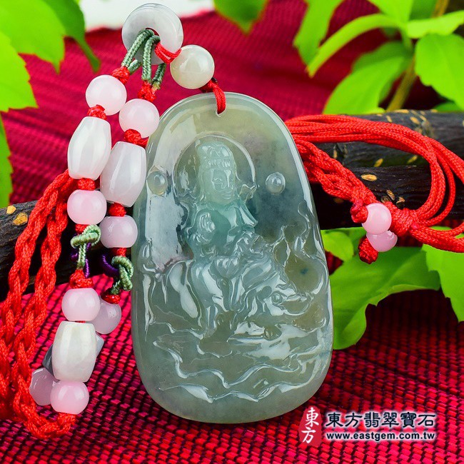 普賢菩薩左側照片 翡翠普賢菩薩項鍊玉珮（遍吉菩薩：普賢菩薩牌A貨翡翠普賢菩薩玉珮、緬甸玉普賢菩薩玉墜）。細糯種飄花帶底色，微冰種普賢菩薩， BS010。客製化訂做各種翡翠普賢菩薩吊墜玉珮項鍊。★附A貨翡翠雙證書