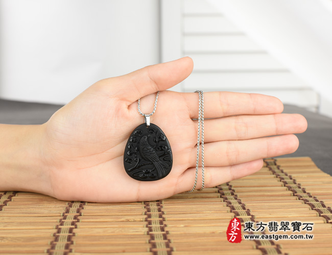 喜鵲項鍊玉珮大小示意照片   （已出售勿下標，可訂做）黑曜石喜鵲項鍊玉珮（喜上眉梢：喜鵲牌黑曜石喜鵲玉珮、黑曜石喜鵲玉墜）。全黑黑曜石喜鵲，BI024。客製化訂做各種黑曜石喜鵲吊墜玉珮項鍊。★附東方翡翠寶石保證卡.jpg