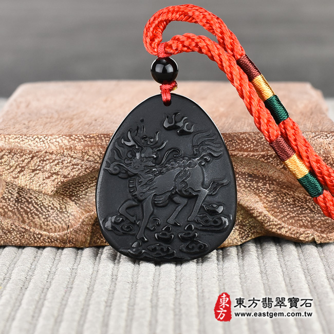 麒麟項鍊玉珮意境照片   黑曜石麒麟項鍊玉珮（神獸獻瑞：麒麟牌黑曜石麒麟玉珮、黑曜石麒麟玉墜）。黑曜石麒麟，CL037。客製化訂做各種黑曜石麒麟吊墜玉珮項鍊。★附A貨翡翠保證卡 .jpg