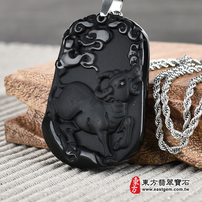 牛項鍊玉珮右側照片  （已出售勿下標，可訂做） 黑曜石牛項鍊玉珮（牛運亨通：牛牌黑曜石牛玉珮、黑曜石牛玉墜，牛十二生肖項鍊）。全黑黑曜石玉髓牛，CO013。客製化訂做各種黑曜石牛吊墜玉珮項鍊。★東方翡翠寶石保證卡 .jpg