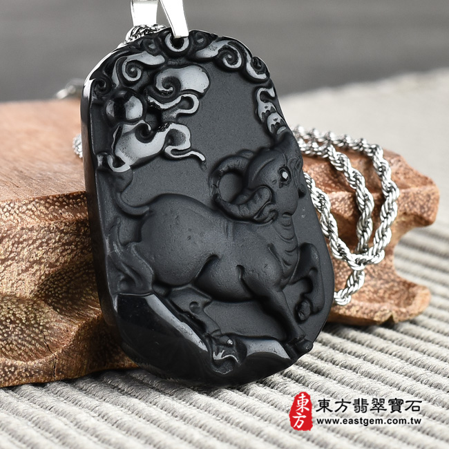 牛項鍊玉珮左側照片   （已出售勿下標，可訂做）黑曜石牛項鍊玉珮（牛運亨通：牛牌黑曜石牛玉珮、黑曜石牛玉墜，牛十二生肖項鍊）。全黑黑曜石玉髓牛，CO013。客製化訂做各種黑曜石牛吊墜玉珮項鍊。★東方翡翠寶石保證卡.jpg