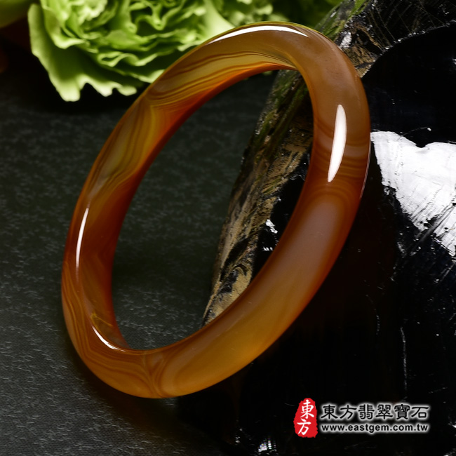紅玉髓手鐲右側照片  （已出售勿下標，可訂做）紅玉髓手鐲、紅瑪瑙手鐲。（橘紅帶白色，圓鐲18，TM006）。客製化訂做各種紅玉髓手鐲、紅瑪瑙手鐲。★附東方翡翠寶石證書