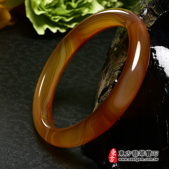 紅玉髓手鐲右側照片  （已出售勿下標，可訂做）紅玉髓手鐲、紅瑪瑙手鐲。（橘紅帶白色，圓鐲18，TM006）。客製化訂做各種紅玉髓手鐲、紅瑪瑙手鐲。★附東方翡翠寶石證書