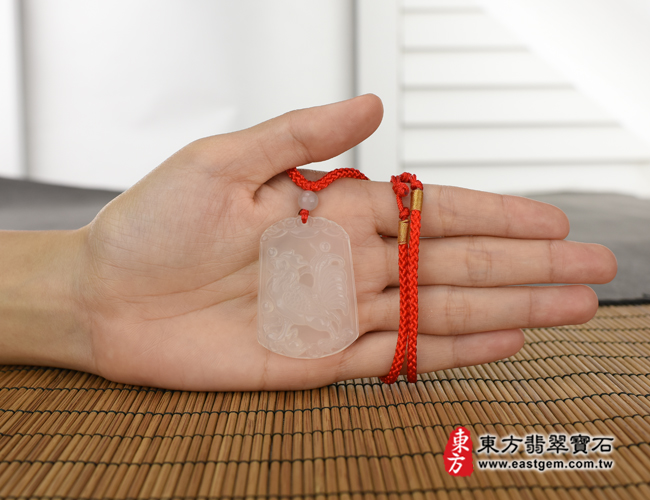 雞項鍊玉珮大小示意圖照片   瑪瑙雞項鍊玉珮（金雞報喜、雞祥如意：雞牌瑪瑙雞玉珮、玉髓雞玉墜、雞十二生肖項鍊）。瑪瑙玉髓雞，GI019。客製化訂做各種瑪瑙玉髓雞吊墜玉珮項鍊。★附東方翡翠寶石保證卡