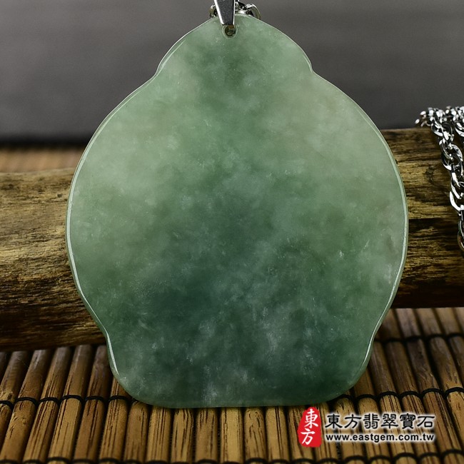 大日如來背面照片 （已出售勿下標，可訂做）翡翠大日如來項鍊玉珮（大日如來：大日如來牌A貨翡翠大日如來玉珮、緬甸玉大日如來玉墜）。綠色糯種大日如來，FD165。客製化訂做各種翡翠大日如來吊墜玉珮項鍊。★附A貨翡翠雙證書