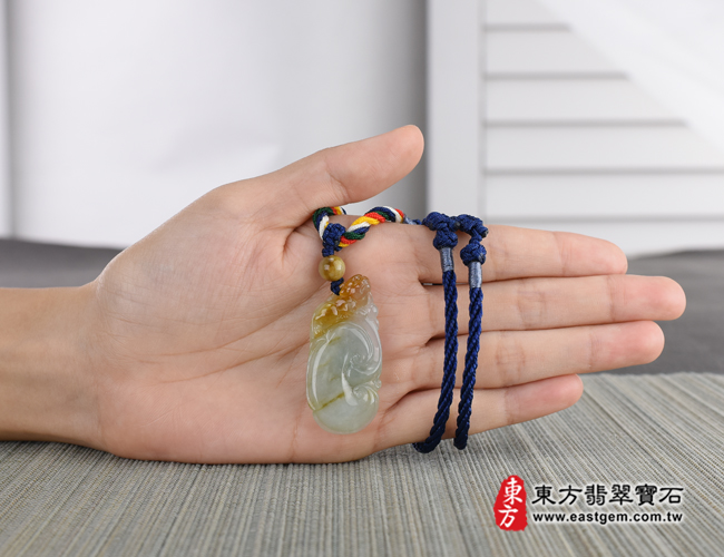 如意項鍊玉珮大小示意照片   （已出售勿下標，可訂做）翡翠如意項鍊玉珮（招財如意：如意牌A貨翡翠如意玉珮、緬甸玉如意玉墜）。白綠色糯種帶紅翡如意，LU336。客製化訂做各種翡翠如意吊墜玉珮項鍊。★附A貨翡翠雙證書.jpg
