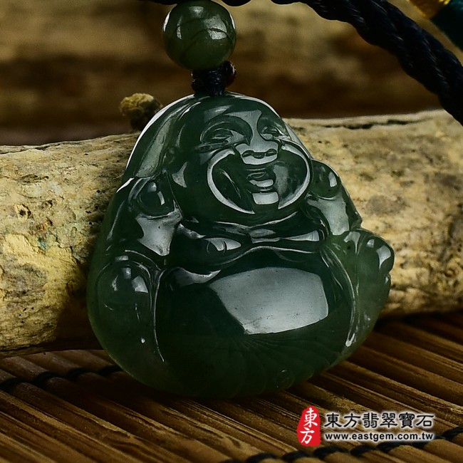 彌勒佛項鍊玉珮左側照片   （已出售勿下標，可訂做）翡翠彌勒佛項鍊玉珮（彌勒佛：彌勒佛牌A貨翡翠彌勒佛玉珮、緬甸玉彌勒佛玉墜）。綠色糯種油青彌勒佛，ML151。客製化訂做各種翡翠彌勒佛吊墜玉珮項鍊。★附A貨翡翠雙證書.jpg