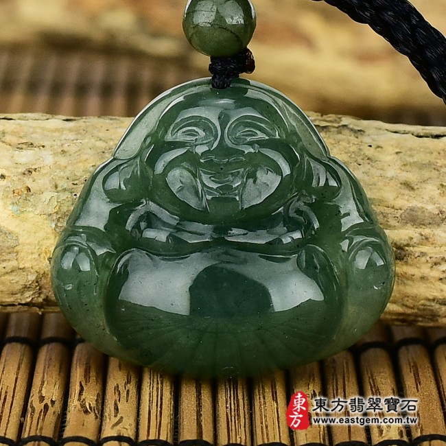 彌勒佛項鍊玉珮右側照片   （已出售勿下標，可訂做）翡翠彌勒佛項鍊玉珮（彌勒佛：彌勒佛牌A貨翡翠彌勒佛玉珮、緬甸玉彌勒佛玉墜）。綠色糯種油青彌勒佛，ML151。客製化訂做各種翡翠彌勒佛吊墜玉珮項鍊。★附A貨翡翠雙證書.jpg