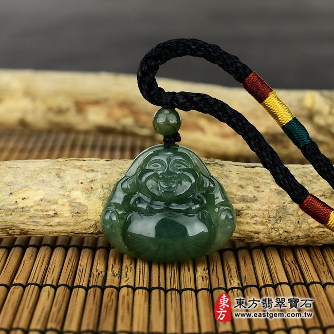 彌勒佛項鍊玉珮意境照片   （已出售勿下標，可訂做）翡翠彌勒佛項鍊玉珮（彌勒佛：彌勒佛牌A貨翡翠彌勒佛玉珮、緬甸玉彌勒佛玉墜）。綠色糯種油青彌勒佛，ML151。客製化訂做各種翡翠彌勒佛吊墜玉珮項鍊。★附A貨翡翠雙證書.jpg