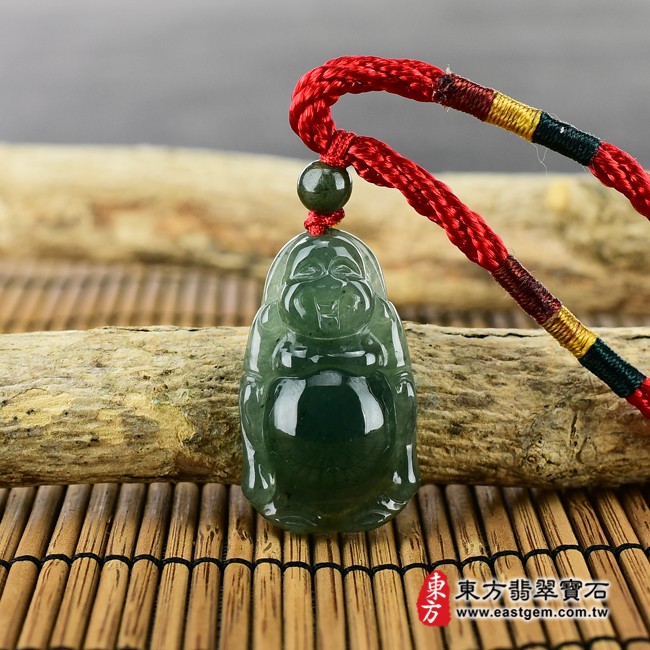 彌勒佛項鍊玉珮意境照片   翡翠彌勒佛項鍊玉珮（彌勒佛：彌勒佛牌A貨翡翠彌勒佛玉珮、緬甸玉彌勒佛玉墜）。綠色糯種彌勒佛，ML154。客製化訂做各種翡翠彌勒佛吊墜玉珮項鍊。★附A貨翡翠雙證書.jpg