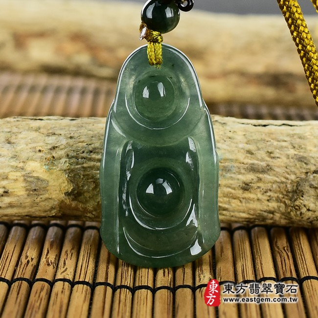 彌勒佛項鍊玉珮背面照片   翡翠彌勒佛項鍊玉珮（彌勒佛：彌勒佛牌A貨翡翠彌勒佛玉珮、緬甸玉彌勒佛玉墜）。綠色油青糯冰種彌勒佛，ML156。客製化訂做各種翡翠彌勒佛吊墜玉珮項鍊。★附A貨翡翠雙證書.jpg