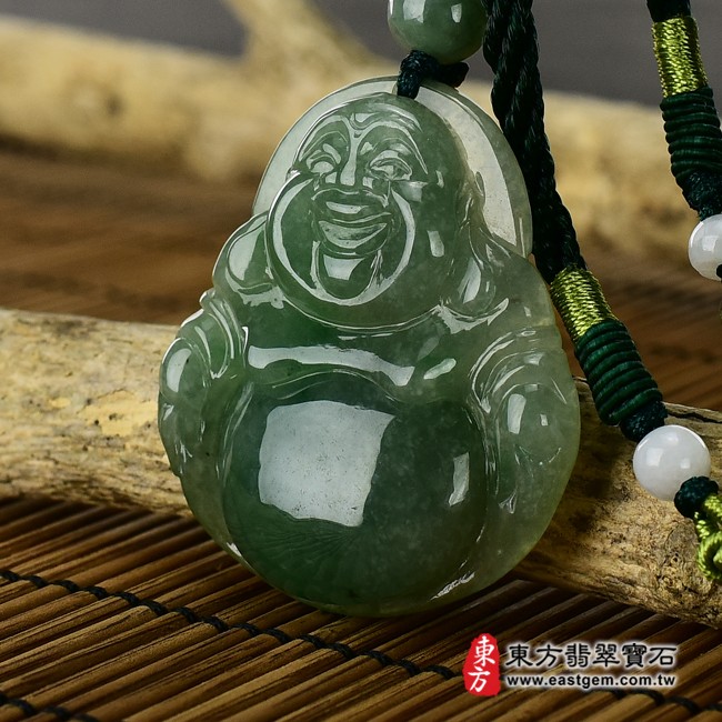 彌勒佛項鍊玉珮右側照片   （已出售勿下標，可訂做）翡翠彌勒佛項鍊玉珮（彌勒佛：彌勒佛牌A貨翡翠彌勒佛玉珮、緬甸玉彌勒佛玉墜）。綠色油青糯冰種彌勒佛，ML157。客製化訂做各種翡翠彌勒佛吊墜玉珮項鍊。★附A貨翡翠雙證書.jpg