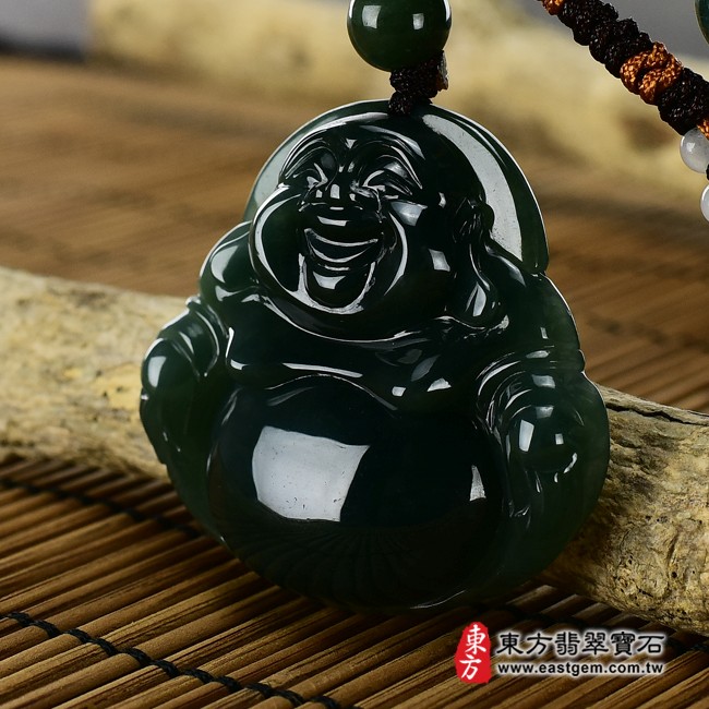 彌勒佛項鍊玉珮右側照片   （已出售勿下標，可訂做）翡翠彌勒佛項鍊玉珮（彌勒佛：彌勒佛牌A貨翡翠彌勒佛玉珮、緬甸玉彌勒佛玉墜）。綠色油青糯種彌勒佛，ML158。客製化訂做各種翡翠彌勒佛吊墜玉珮項鍊。★附A貨翡翠雙證書.jpg