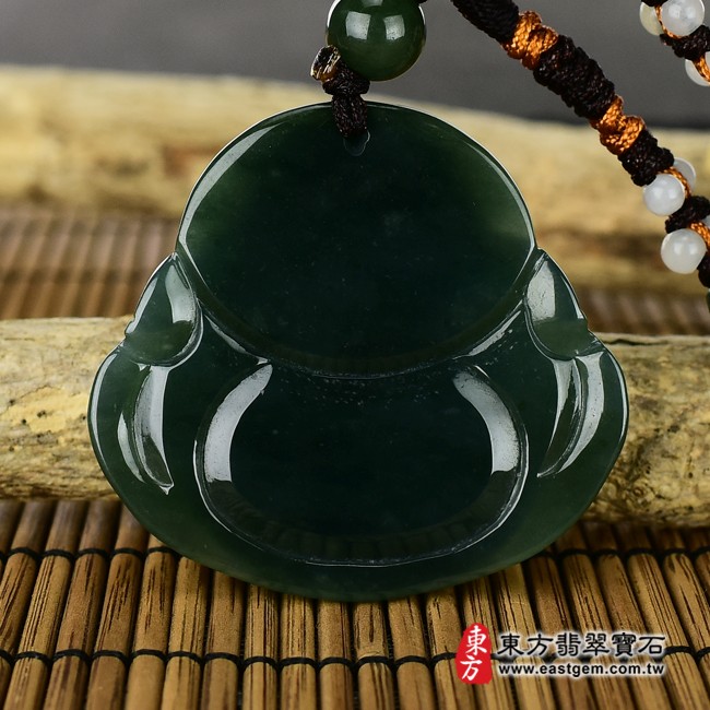 彌勒佛項鍊玉珮背面照片   （已出售勿下標，可訂做）翡翠彌勒佛項鍊玉珮（彌勒佛：彌勒佛牌A貨翡翠彌勒佛玉珮、緬甸玉彌勒佛玉墜）。綠色油青糯種彌勒佛，ML158。客製化訂做各種翡翠彌勒佛吊墜玉珮項鍊。★附A貨翡翠雙證書.jpg