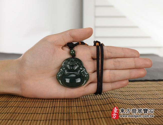 彌勒佛項鍊玉珮大小示意照片   （已出售勿下標，可訂做）翡翠彌勒佛項鍊玉珮（彌勒佛：彌勒佛牌A貨翡翠彌勒佛玉珮、緬甸玉彌勒佛玉墜）。綠色油青糯種彌勒佛，ML158。客製化訂做各種翡翠彌勒佛吊墜玉珮項鍊。★附A貨翡翠雙證書.jpg