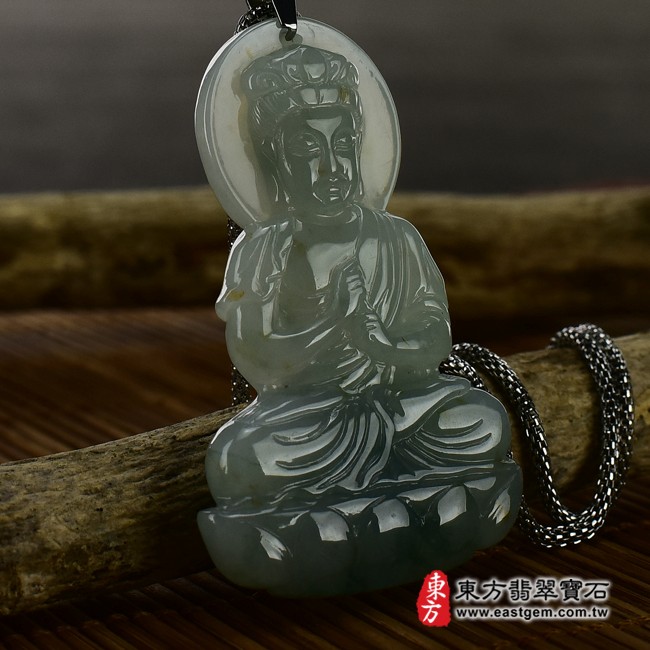 大日如來左側照片 翡翠大日如來項鍊玉珮（大日如來：大日如來牌A貨翡翠大日如來玉珮、緬甸玉大日如來玉墜）。淡綠色糯種撒金花大日如來，FD168。客製化訂做各種翡翠大日如來吊墜玉珮項鍊。★附A貨翡翠雙證書