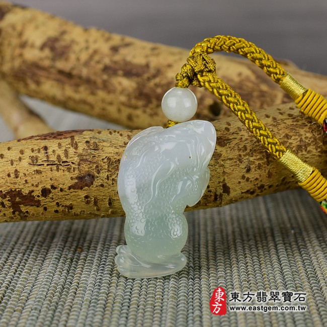 蟾蜍項鍊玉珮意境照片   翡翠蟾蜍項鍊玉珮（招財蟾蜍：蟾蜍牌翡翠蟾蜍玉珮、緬甸玉蟾蜍玉墜）。淡綠色糯種蟾蜍，ZC007。客製化訂做各種翡翠蟾蜍吊墜玉珮項鍊。★附A貨翡翠雙證書.jpg