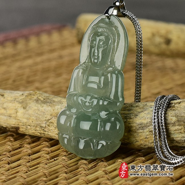 觀音  左側照片 （已出售勿下標，可訂做）翡翠觀音項鍊玉珮（觀世音菩薩：觀音牌A貨翡翠觀音玉珮、緬甸玉觀音玉墜）。淡綠色糯冰種觀音，GY440。客製化訂做各種翡翠觀音吊墜玉珮項鍊。★附A貨翡翠雙證書
