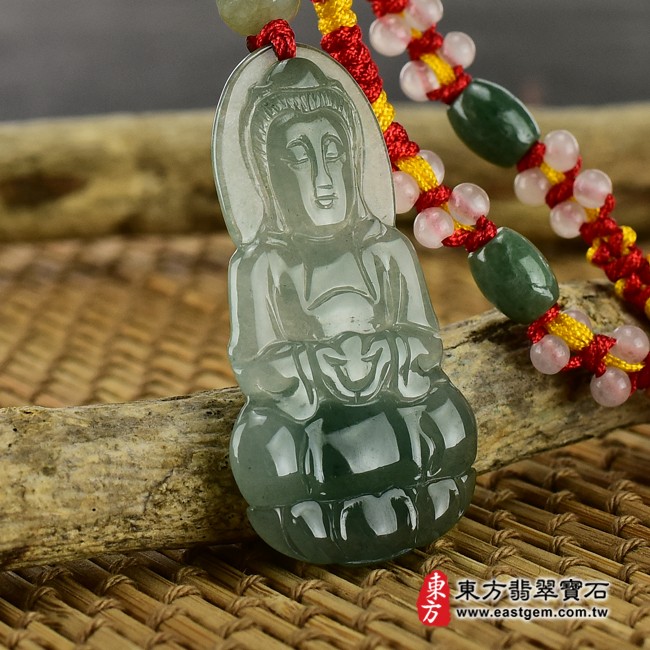 觀音左側照片 （已出售勿下標，可訂做）翡翠觀音項鍊玉珮（觀世音菩薩：觀音牌A貨翡翠觀音玉珮、緬甸玉觀音玉墜）。淡綠色糯冰種觀音，GY441。客製化訂做各種翡翠觀音吊墜玉珮項鍊。★附A貨翡翠雙證書