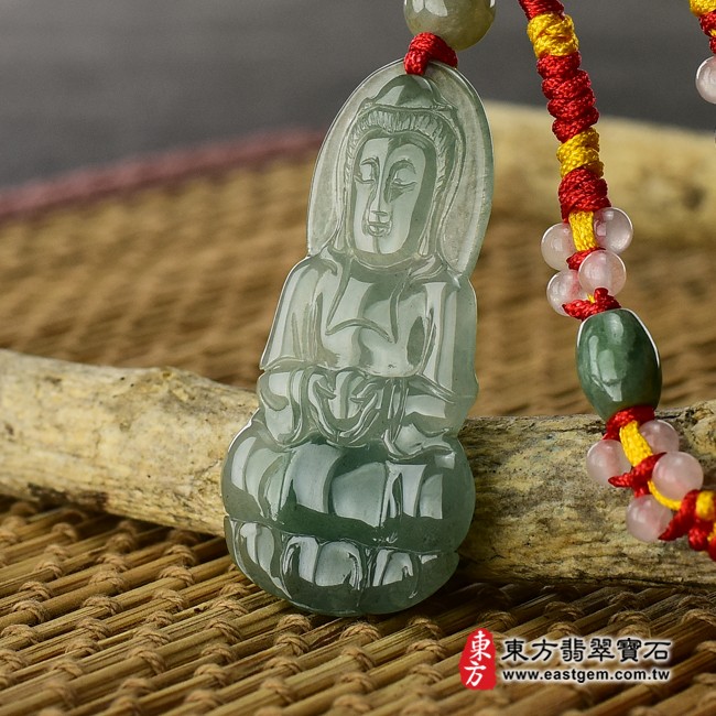觀音右側照片 （已出售勿下標，可訂做）翡翠觀音項鍊玉珮（觀世音菩薩：觀音牌A貨翡翠觀音玉珮、緬甸玉觀音玉墜）。淡綠色糯冰種觀音，GY441。客製化訂做各種翡翠觀音吊墜玉珮項鍊。★附A貨翡翠雙證書
