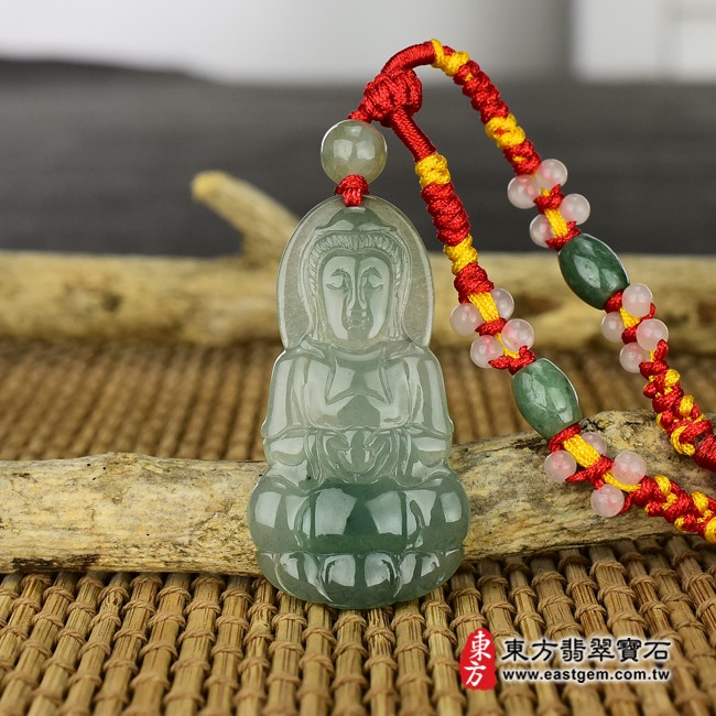 觀音情境照片 （已出售勿下標，可訂做）翡翠觀音項鍊玉珮（觀世音菩薩：觀音牌A貨翡翠觀音玉珮、緬甸玉觀音玉墜）。淡綠色糯冰種觀音，GY441。客製化訂做各種翡翠觀音吊墜玉珮項鍊。★附A貨翡翠雙證書