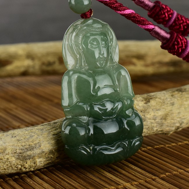觀世音菩薩右側照片 （已出售勿下標，可訂做）翡翠觀世音菩薩項鍊玉珮（觀世音菩薩牌A貨翡翠觀世音菩薩玉珮、緬甸玉觀世音菩薩玉墜）。綠色糯冰種油青觀世音菩薩，GY447。客製化訂做各種翡翠觀世音菩薩吊墜玉珮項鍊。★附A貨翡翠雙證書