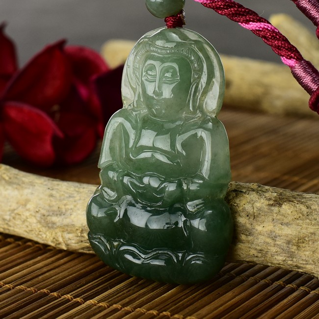 觀世音菩薩左側照片 （已出售勿下標，可訂做）翡翠觀世音菩薩項鍊玉珮（觀世音菩薩牌A貨翡翠觀世音菩薩玉珮、緬甸玉觀世音菩薩玉墜）。綠色糯冰種油青觀世音菩薩，GY447。客製化訂做各種翡翠觀世音菩薩吊墜玉珮項鍊。★附A貨翡翠雙證書
