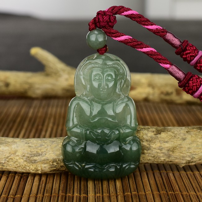 觀世音菩薩情境照片 （已出售勿下標，可訂做）翡翠觀世音菩薩項鍊玉珮（觀世音菩薩牌A貨翡翠觀世音菩薩玉珮、緬甸玉觀世音菩薩玉墜）。綠色糯冰種油青觀世音菩薩，GY447。客製化訂做各種翡翠觀世音菩薩吊墜玉珮項鍊。★附A貨翡翠雙證書