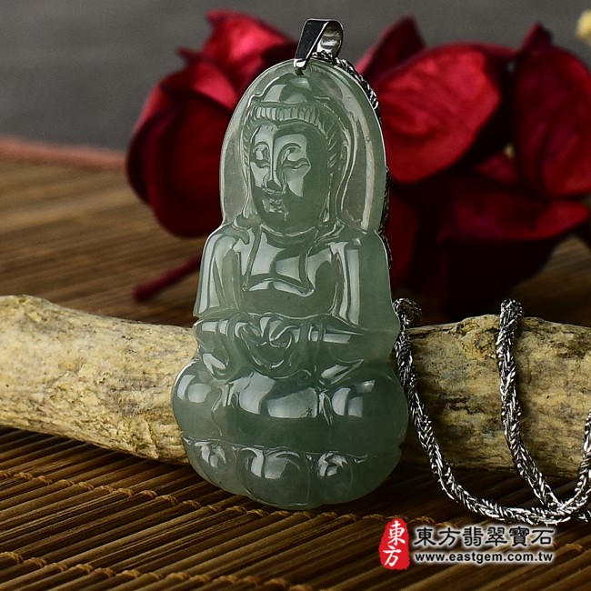 觀世音菩薩左側照片 （已出售勿下標，可訂做）翡翠觀世音菩薩項鍊玉珮（觀世音菩薩牌A貨翡翠觀世音菩薩玉珮、緬甸玉觀世音菩薩玉墜）。綠色糯冰種油青觀世音菩薩，GY449。客製化訂做各種翡翠觀世音菩薩吊墜玉珮項鍊。★附A貨翡翠雙證書