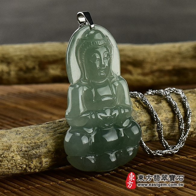 觀世音菩薩右側照片 （已出售勿下標，可訂做）翡翠觀世音菩薩項鍊玉珮（觀世音菩薩牌A貨翡翠觀世音菩薩玉珮、緬甸玉觀世音菩薩玉墜）。綠色糯冰種油青觀世音菩薩，GY449。客製化訂做各種翡翠觀世音菩薩吊墜玉珮項鍊。★附A貨翡翠雙證書