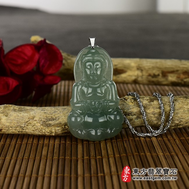 觀世音菩薩情境照片 （已出售勿下標，可訂做）翡翠觀世音菩薩項鍊玉珮（觀世音菩薩牌A貨翡翠觀世音菩薩玉珮、緬甸玉觀世音菩薩玉墜）。綠色糯冰種油青觀世音菩薩，GY449。客製化訂做各種翡翠觀世音菩薩吊墜玉珮項鍊。★附A貨翡翠雙證書