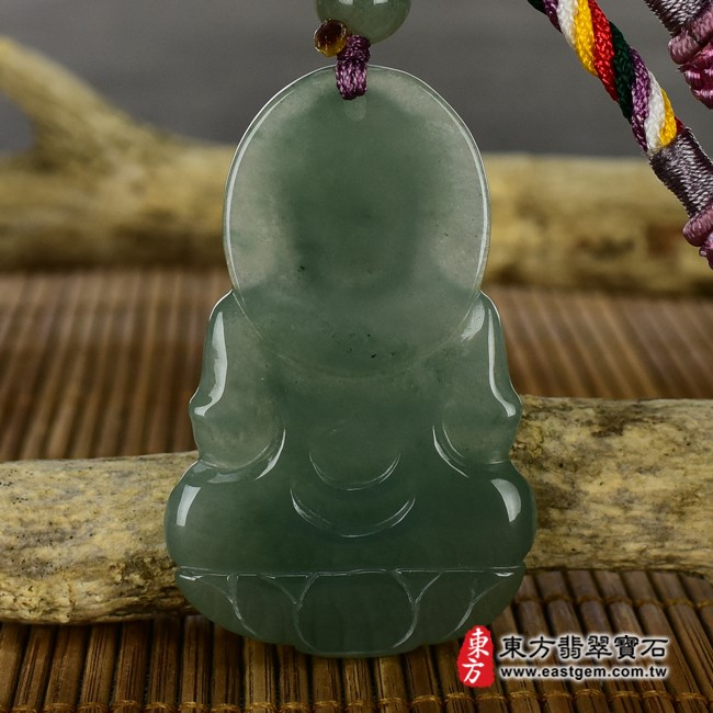 觀世音菩薩背面照片 翡翠觀世音菩薩項鍊玉珮（觀世音菩薩牌A貨翡翠觀世音菩薩玉珮、緬甸玉觀世音菩薩玉墜）。綠色糯冰種油青觀世音菩薩，GY450。客製化訂做各種翡翠觀世音菩薩吊墜玉珮項鍊。★附A貨翡翠雙證書