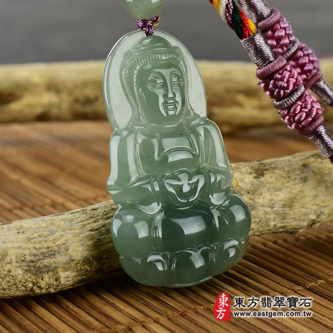 觀世音菩薩右側照片 翡翠觀世音菩薩項鍊玉珮（觀世音菩薩牌A貨翡翠觀世音菩薩玉珮、緬甸玉觀世音菩薩玉墜）。綠色糯冰種油青觀世音菩薩，GY450。客製化訂做各種翡翠觀世音菩薩吊墜玉珮項鍊。★附A貨翡翠雙證書